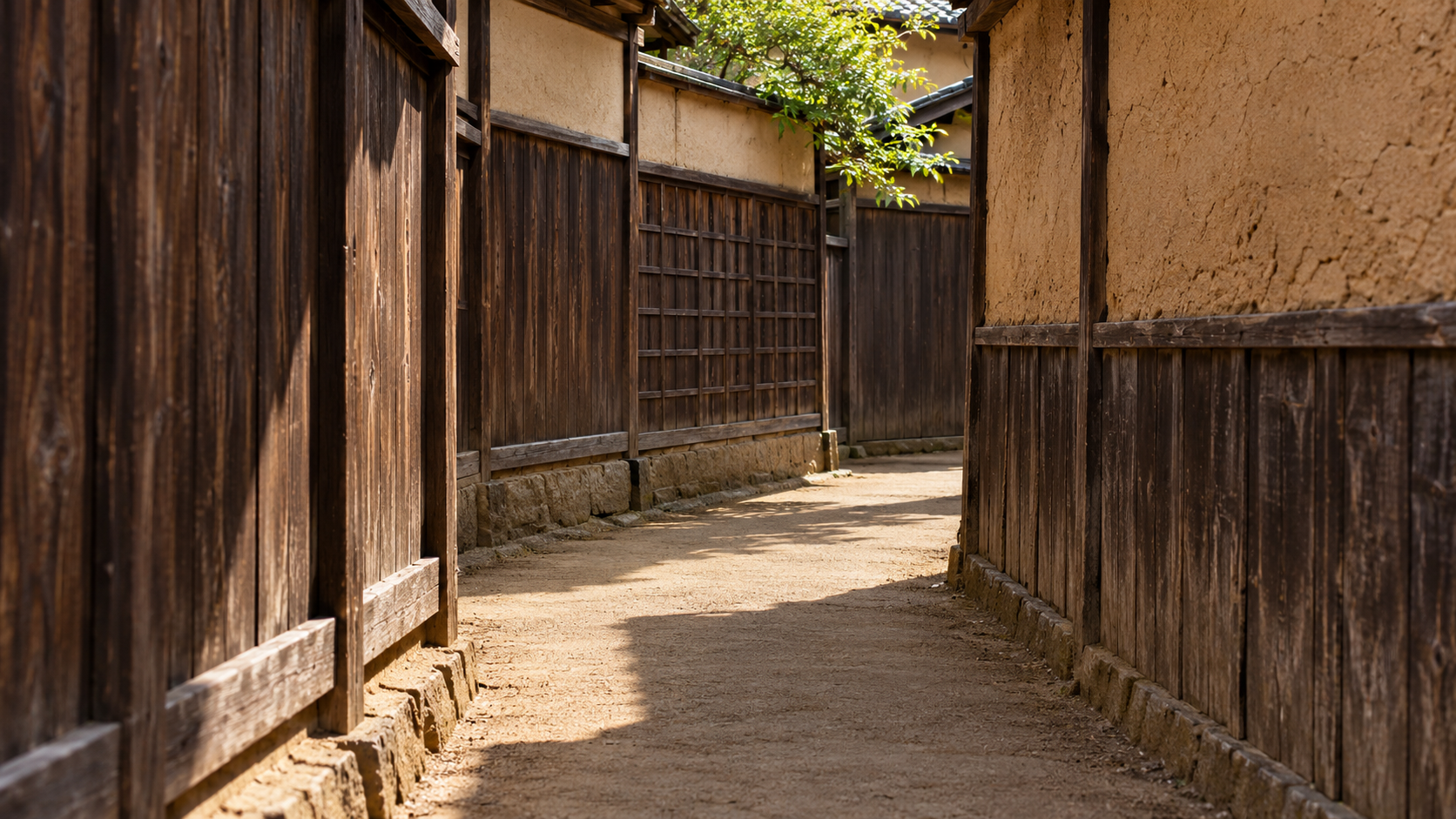 土壁と木造家屋に挟まれた狭い道の創作景観