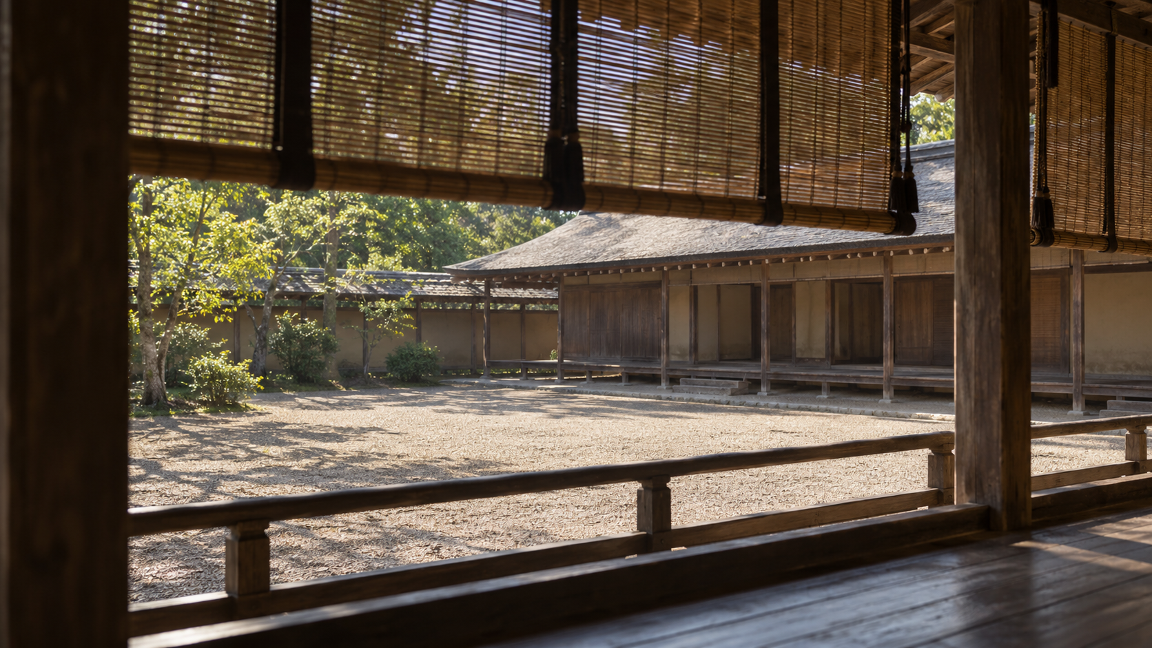 竹の簾が下がる木の縁側から、無人の庭と木造建物を見る創作景観