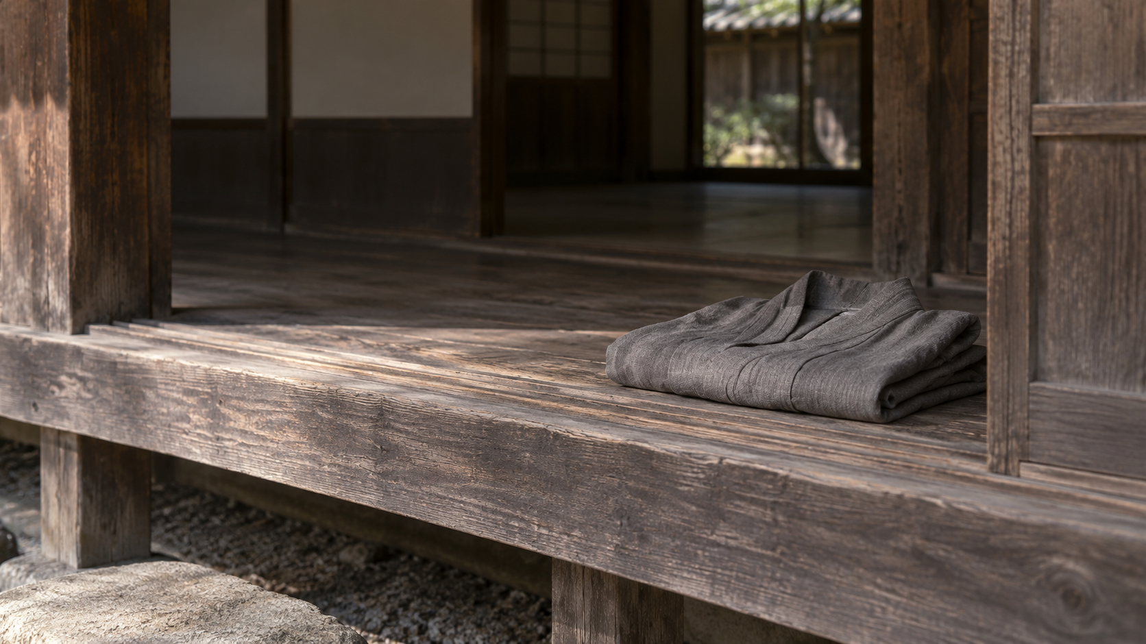 無人の木の縁に、灰色の衣を畳んで置いた創作情景