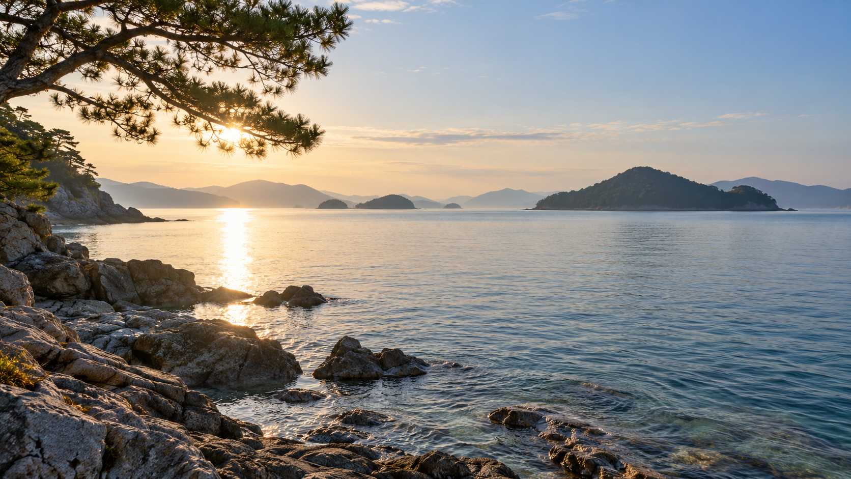 松と岩のある岸から、穏やかな海と遠い島々を見る創作景観