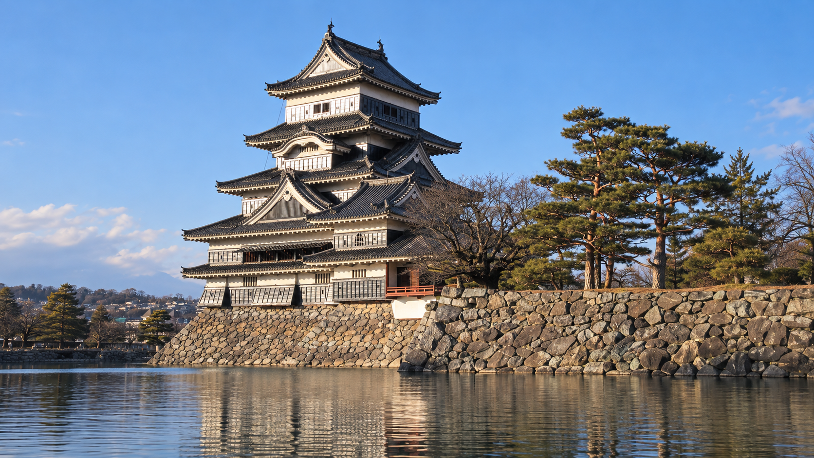 堀と石垣、黒い板壁と白い壁の天守を描く創作景観