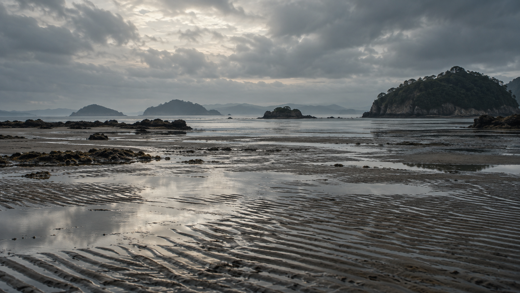 潮の引いた人のいない浜を描いた概念風景